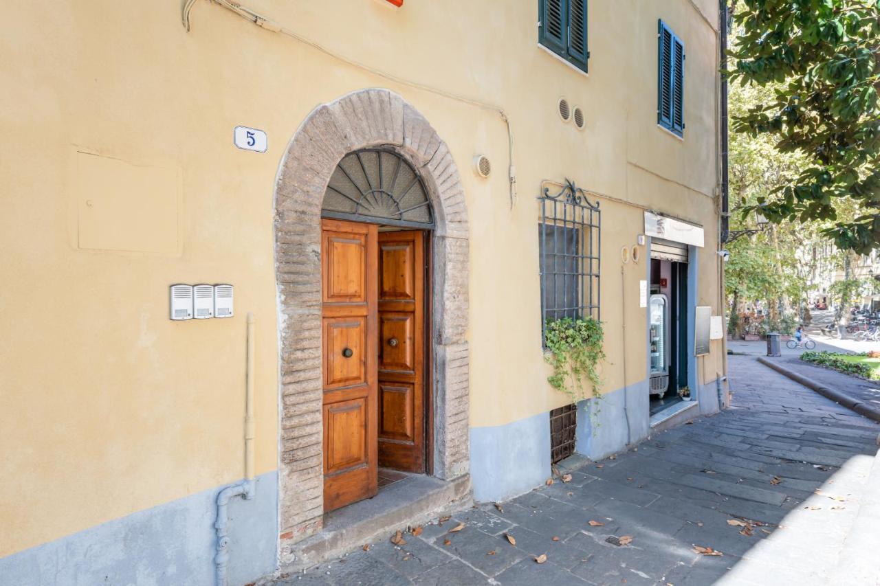 Piazza Napoleone Lovely Central Apartment Лука Екстериор снимка